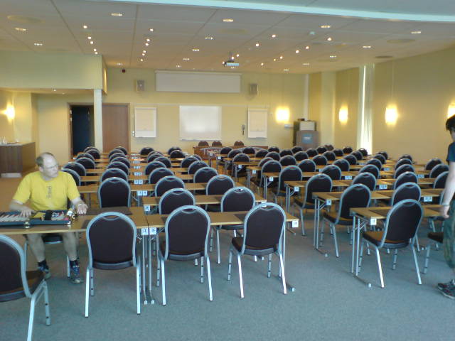 Nils i spillelokalet